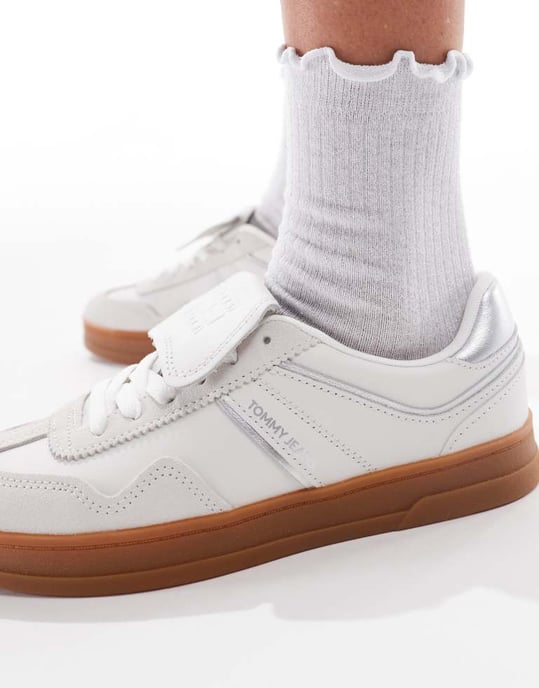 Tommy Jeans Greenwich trainers with gum sole in white and silver - Image 3