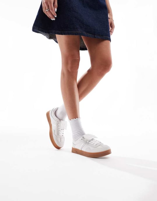 Tommy Jeans Greenwich trainers with gum sole in white and silver - Image 4