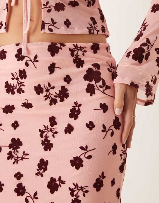 ASOS DESIGN maxi låg midja blommigt flockat genomskinligt kjol set i rosa - Image 4