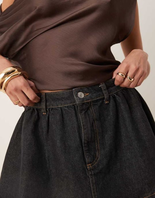 ASOS DESIGN samlad denimmikrokjol i svart - Image 2