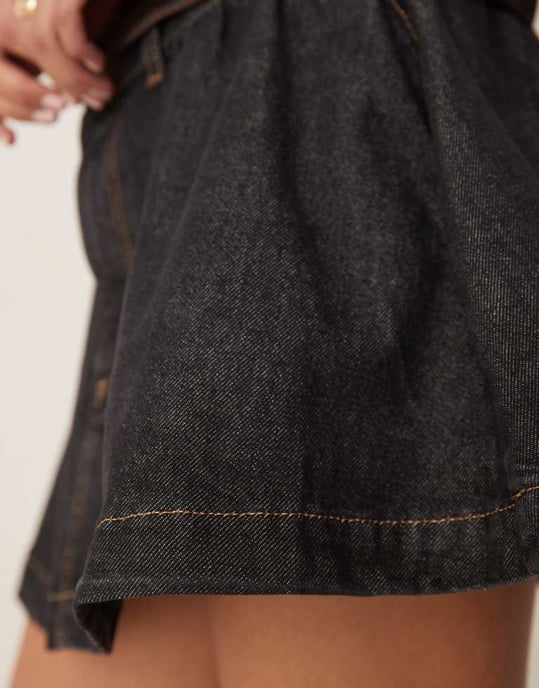 ASOS DESIGN samlad denimmikrokjol i svart - Image 4