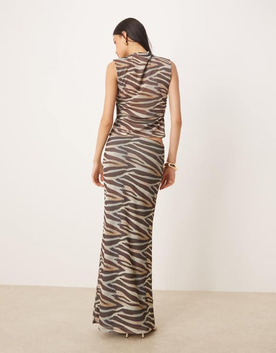 ASOS DESIGN tryckt mesh zebra maxi nederdel med låg midja i smörmjölk - Image 2