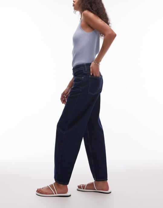 & Other Stories smala barrel leg jeans i mörk tvättad blå - Image 3
