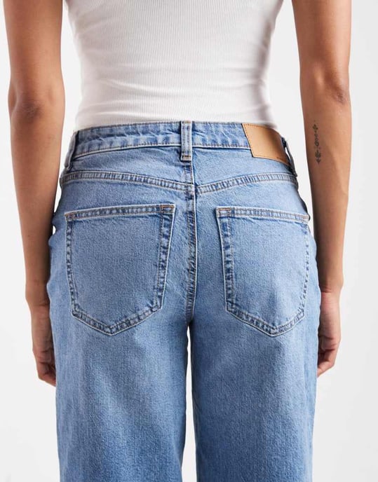 ASOS DESIGN Graviditetsankelsporande bekväma stretch raka benjeans i mid blue - Image 4