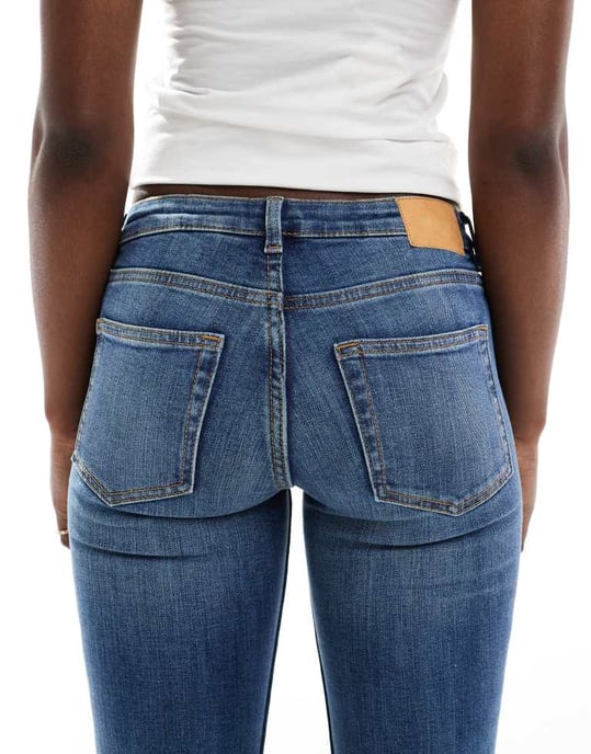 Monki Katsumi lågmidjade utsvängda jeans i blå tvättning - Image 4