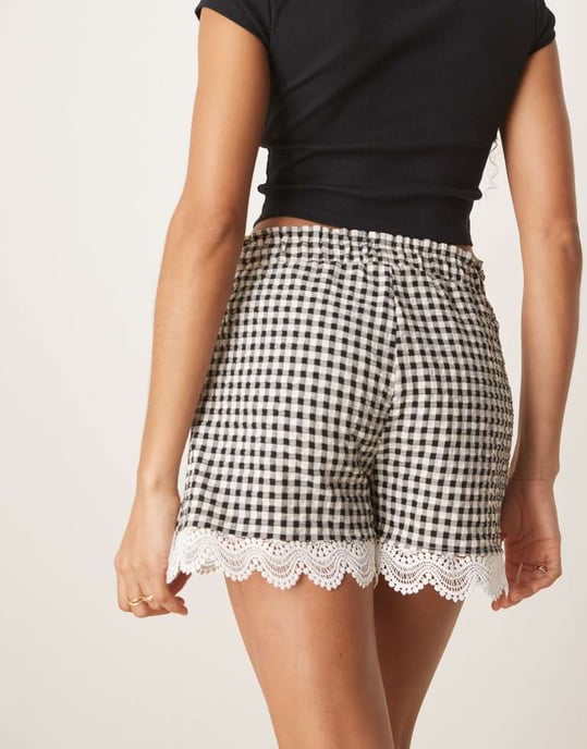 ASOS DESIGN litet shorts med spetsdetaljer i gingham - Image 2
