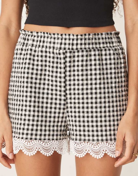 ASOS DESIGN litet shorts med spetsdetaljer i gingham - Image 4