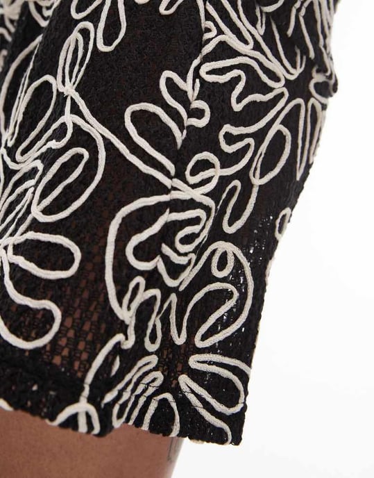 Topshop boxiga shorts med blomsterapplikation i monotryck - Image 4