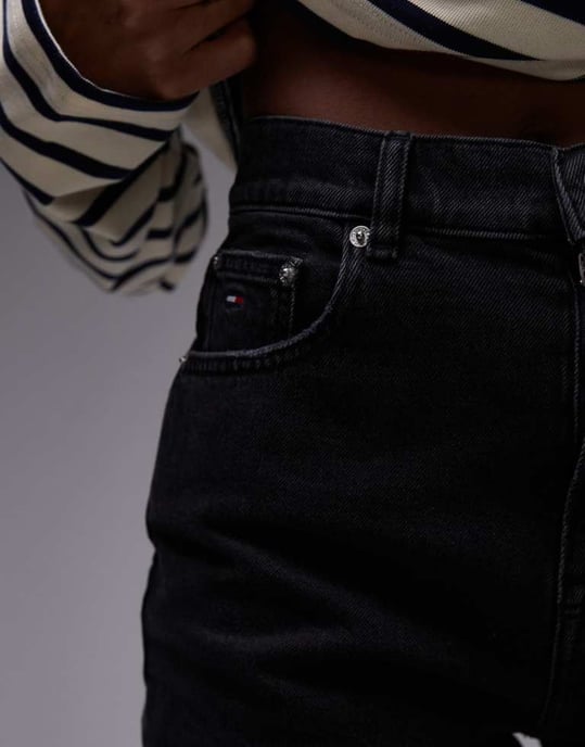 Tommy Jeans regular momshorts i svart - Image 2