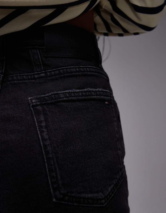 Tommy Jeans regular momshorts i svart - Image 4