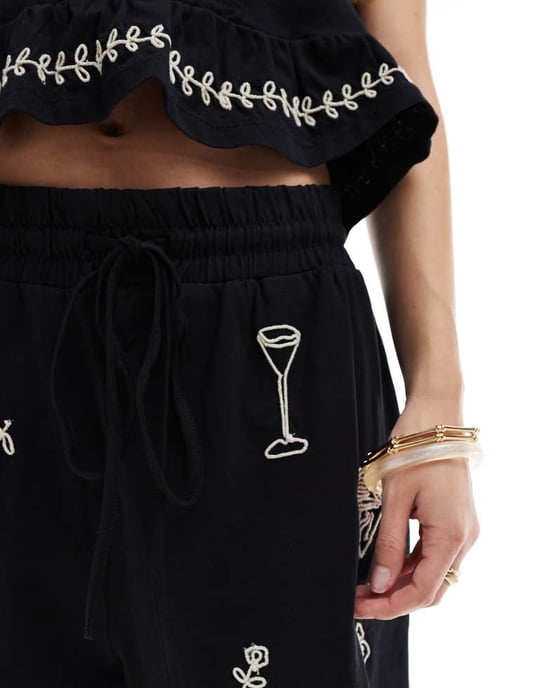 Objekt broderade jersey shorts set i svart - Image 3