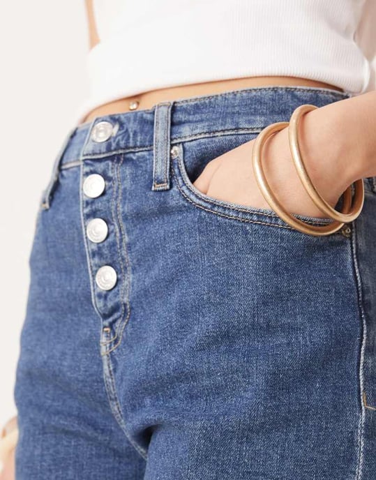 Calvin Klein Jeans uppvikta mom-shorts i mörk tvätt - Image 3