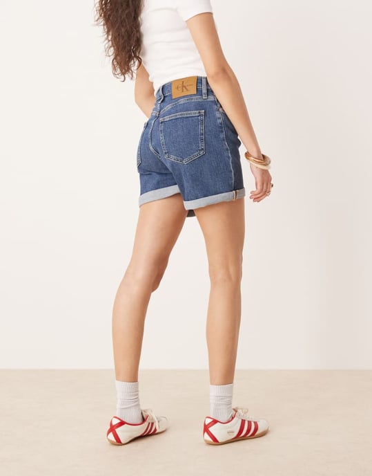 Calvin Klein Jeans uppvikta mom-shorts i mörk tvätt - Image 4
