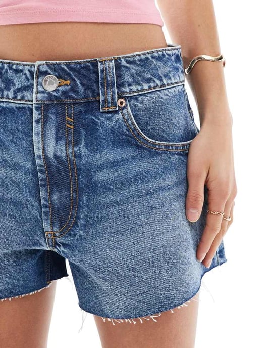 ASOS DESIGN Petite avslappnad denimshorts i mellanblått - Image 3