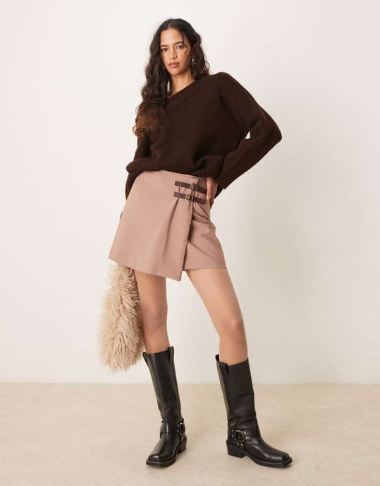 ASOS DESIGN skräddarsydd dubbelbälte omslagsskjorta med råa kanter i mocha - Image 4