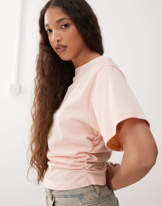 Återvunnen vintage t-shirt med snitt vid halsen och åtsittande midja, med rynkdetaljer i babyrosa - Image 2