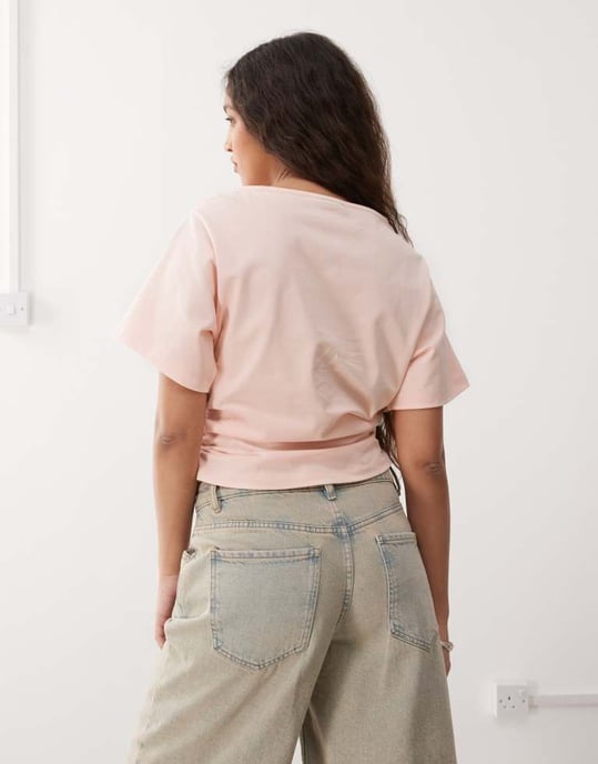 Återvunnen vintage t-shirt med snitt vid halsen och åtsittande midja, med rynkdetaljer i babyrosa - Image 3