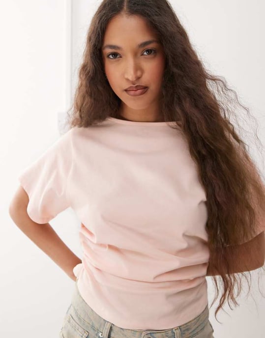 Återvunnen vintage t-shirt med snitt vid halsen och åtsittande midja, med rynkdetaljer i babyrosa - Image 4