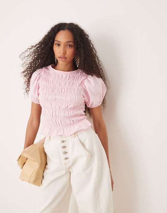 ASOS DESIGN bomullsblus med rynkad midja och volangkjol samt puffärmar i ljusrosa - Image 1
