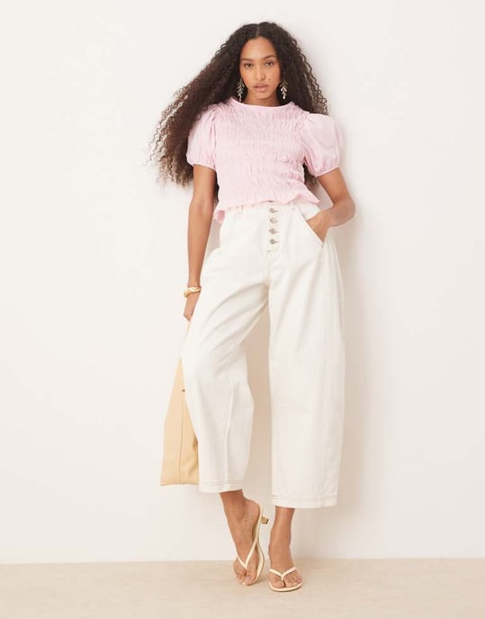ASOS DESIGN bomullsblus med rynkad midja och volangkjol samt puffärmar i ljusrosa - Image 4