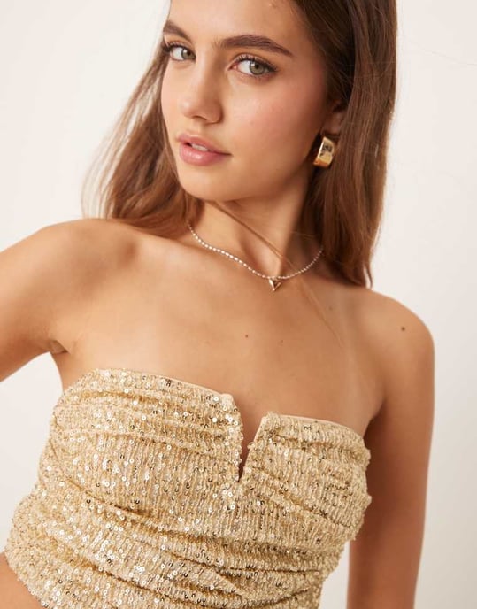 ASOS DESIGN koord ruched paljetter bandeau med kantdetalj i guld - Image 3