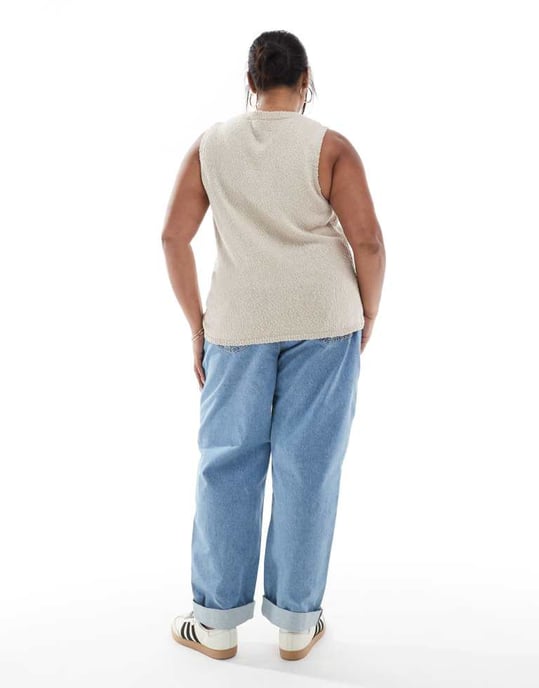 ASOS DESIGN Curve hög midja avslappnade mom-jeans i ljus tvätt med knäskärningar - Image 2