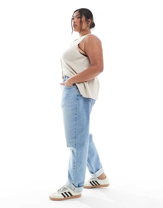 ASOS DESIGN Curve hög midja avslappnade mom-jeans i ljus tvätt med knäskärningar - Image 3