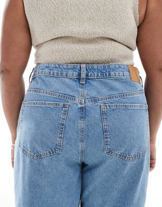 ASOS DESIGN Curve hög midja avslappnade mom-jeans i ljus tvätt med knäskärningar - Image 4