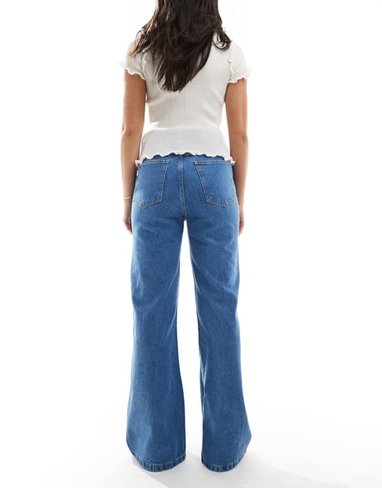 ASOS DESIGN hög midja utsvängd jeans i ljusblå tvätt - Image 3