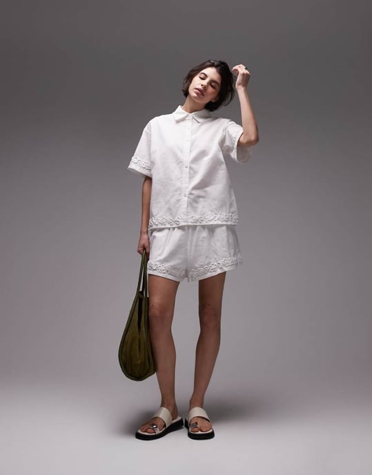 SNDYS linneblandning blommapplikationsdetaljer shorts set i vitt - Image 1