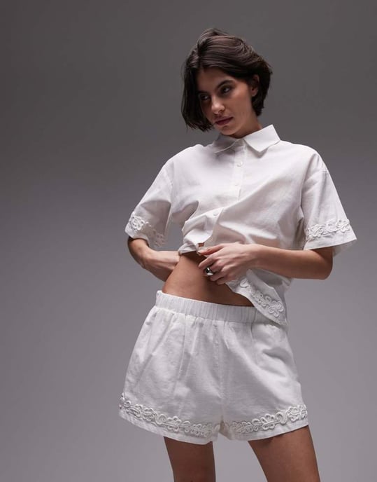 SNDYS linneblandning blommapplikationsdetaljer shorts set i vitt - Image 2