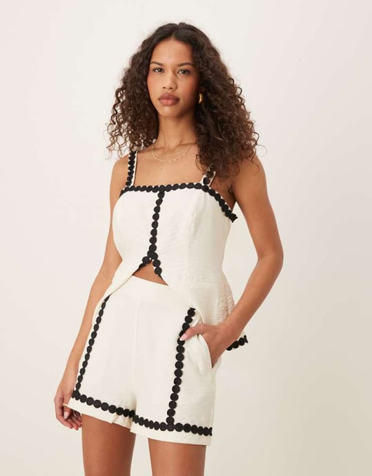 ASOS DESIGN skräddarsydda shorts med rik rak trim co-ord i vitt - Image 2
