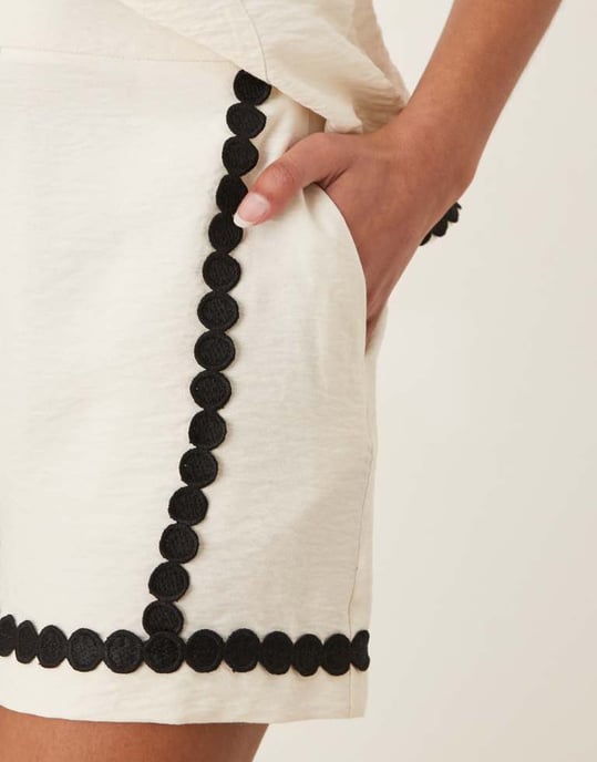 ASOS DESIGN skräddarsydda shorts med rik rak trim co-ord i vitt - Image 3