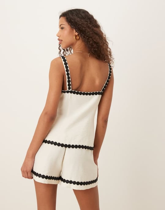ASOS DESIGN skräddarsydda shorts med rik rak trim co-ord i vitt - Image 4