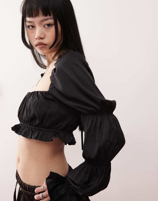 Monki satin rynkad puff långärmad crop top i svart - Image 3