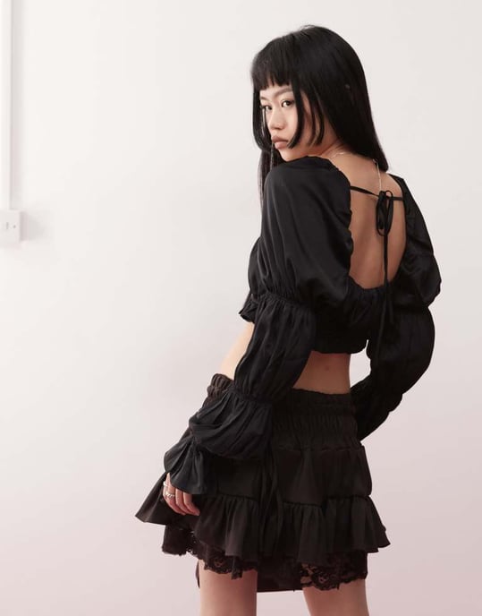 Monki satin rynkad puff långärmad crop top i svart - Image 4