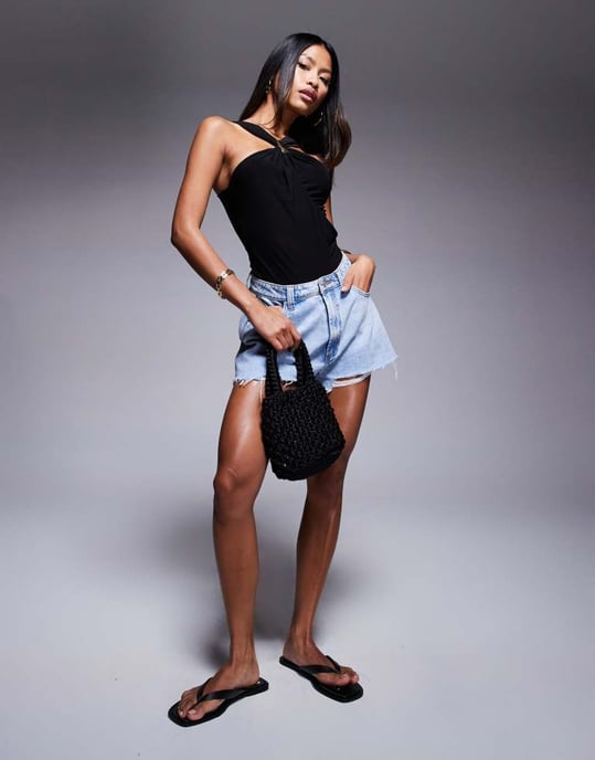 ASOS DESIGN halterneck skärning slinky bodysuit med gulddetalj i svart - Image 3