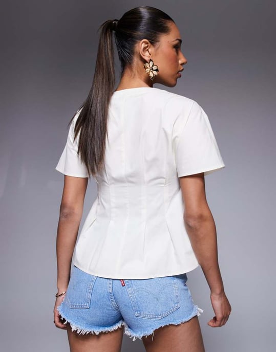 ASOS DESIGN topp med knäppning fram och veckdetaljer, in kvinnlig off white med cinchad midja - Image 4
