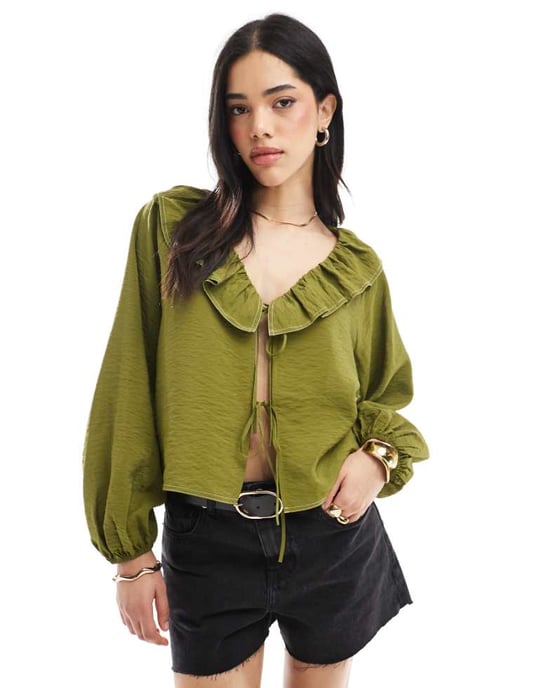 ASOS DESIGN knyt framtill volangdetalj smocktop i khaki - Image 1