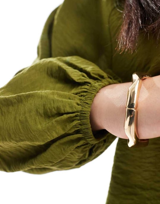 ASOS DESIGN knyt framtill volangdetalj smocktop i khaki - Image 2