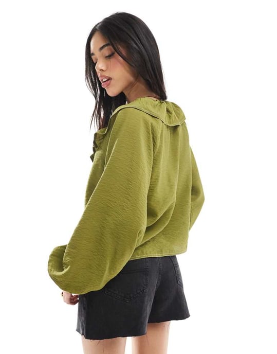 ASOS DESIGN knyt framtill volangdetalj smocktop i khaki - Image 3