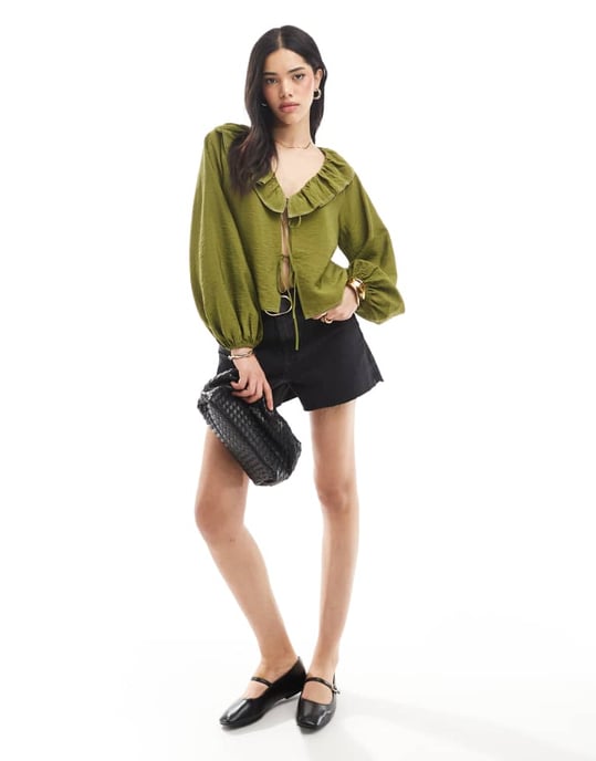 ASOS DESIGN knyt framtill volangdetalj smocktop i khaki - Image 4