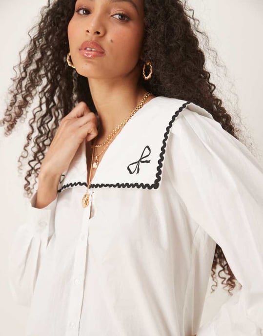 Nobody's Child Bingley blus med rosettkrage i vitt - Image 4