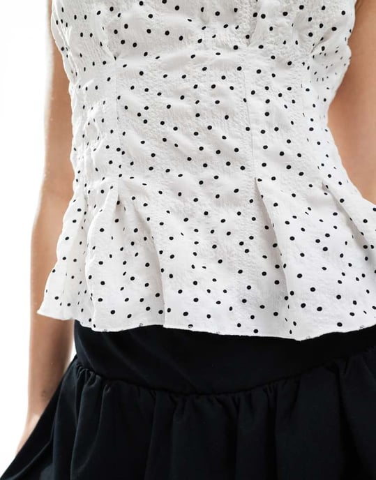 ASOS DESIGN topp med cinchdetalj i prickigt mönster - Image 2