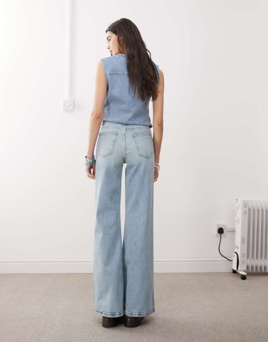 Återvunnen vintage denim 70-tals palazzojeans med fickor och knappstängning i blå tvätt - Image 2