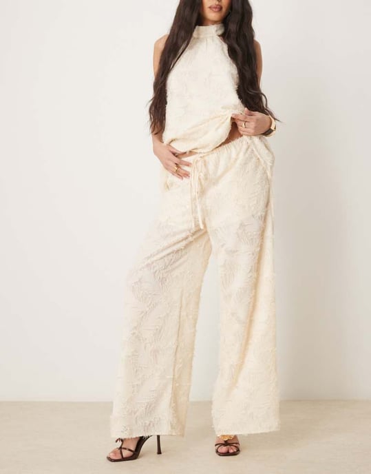 ASOS DESIGN skräddarsydda texturerade raka byxor set i smörmjölk - Image 3