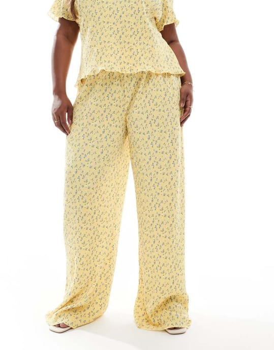 Pieces Curve mini plisserad vid benbyxa co-ord i blommönster med små blommor i gul färg - Image 2