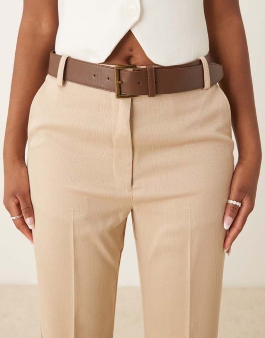 ASOS DESIGN skräddarsydda smala raka byxor med PU-bälte i sten - Image 2