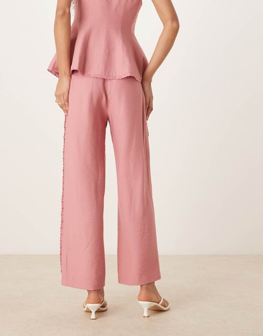 ASOS DESIGN skräddarsydda avslappnade raka byxor med spetsinsats i rosa - Image 4
