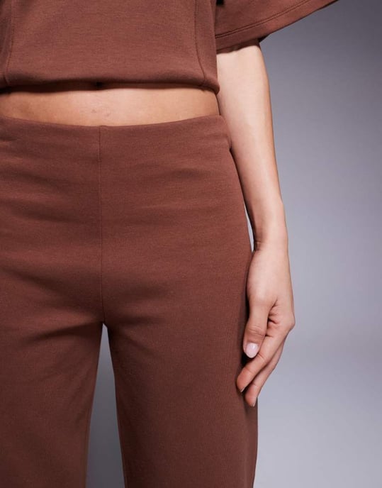 ASOS DESIGN interlock vida byxor set i brunt - Image 4
